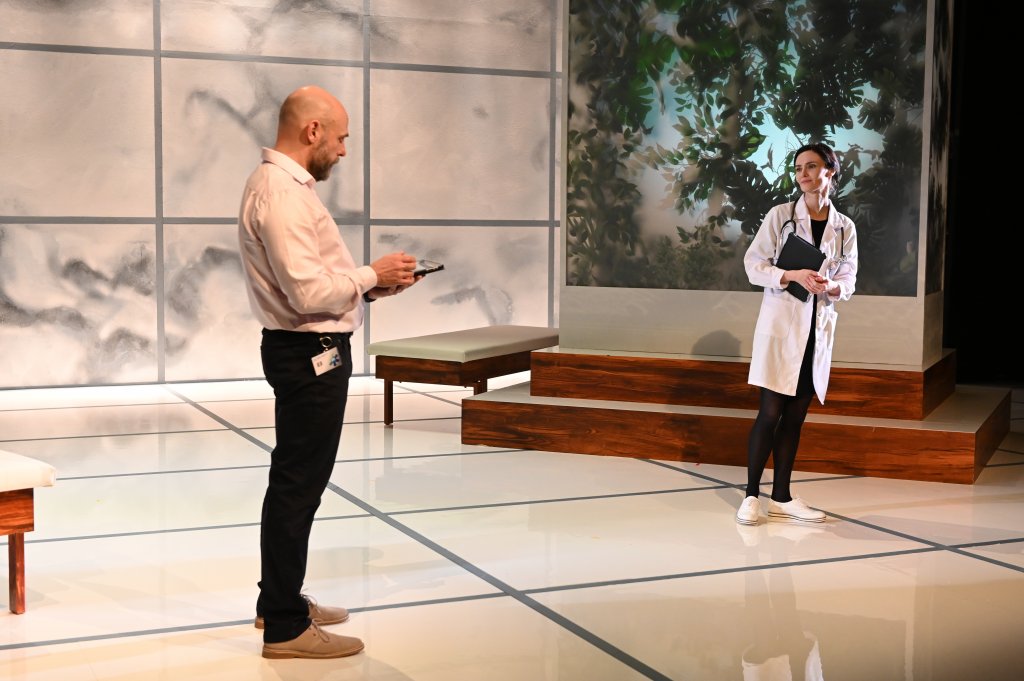 The Effect at the English Theatre Frankfurt: A clinical trial plays with peoples' affections